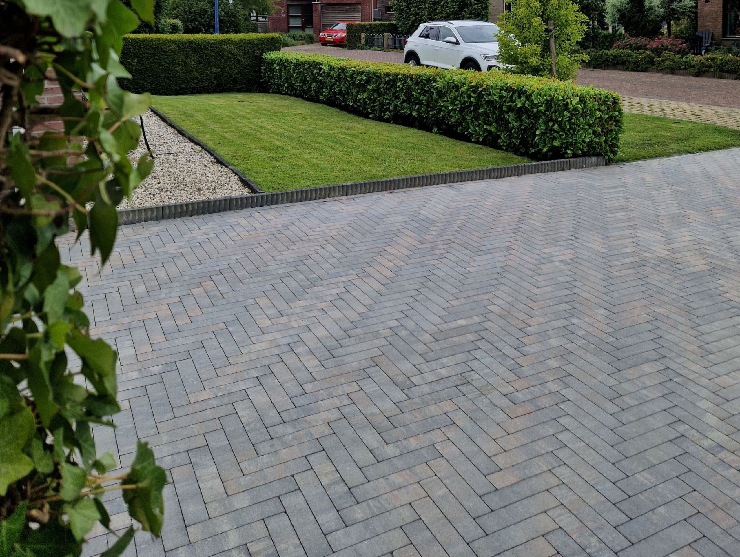 De Patio dikformaat XL is een betonsteen in 28x7x8 cm formaat. Voorzien van bescherming tegen vocht en vuil, zodat deze straatsteen gemakkelijker schoon te maken is en langer mooi blijft dan standaard beton